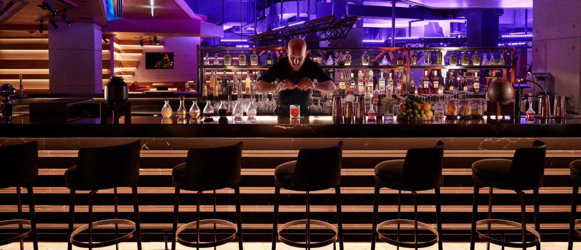 Mandarin Oriental Jumeira, Dubaj Kültér fotó A bartender at work