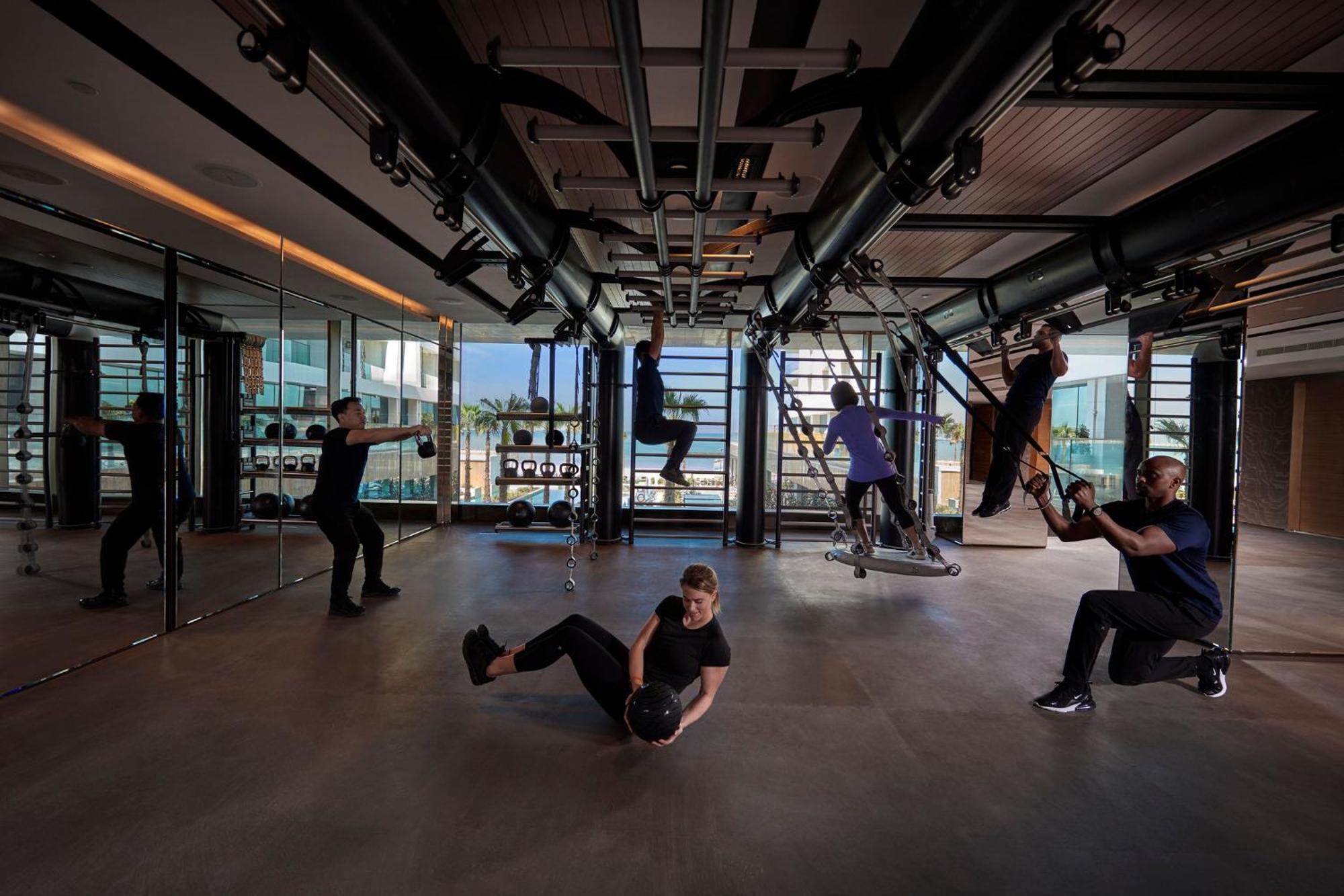 Mandarin Oriental Jumeira, Dubaj Kültér fotó The gym at The Standard East Village