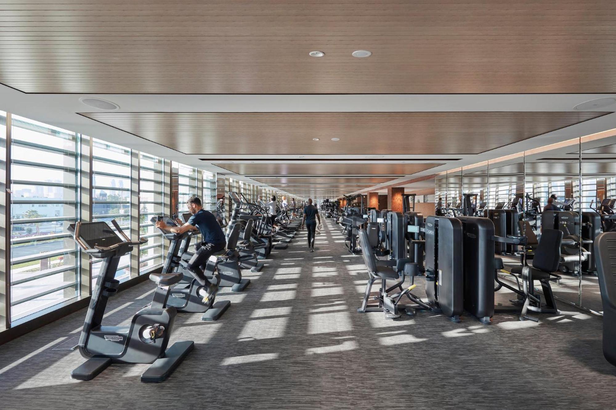 Mandarin Oriental Jumeira, Dubaj Kültér fotó The gym at the 101st floor