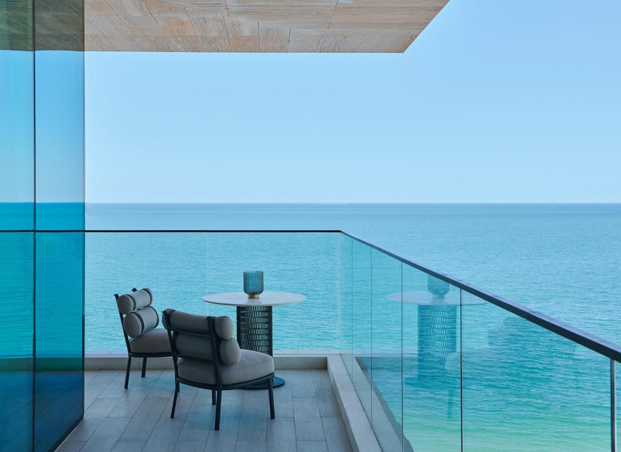 Mandarin Oriental Jumeira, Dubaj Kültér fotó A balcony at the hotel
