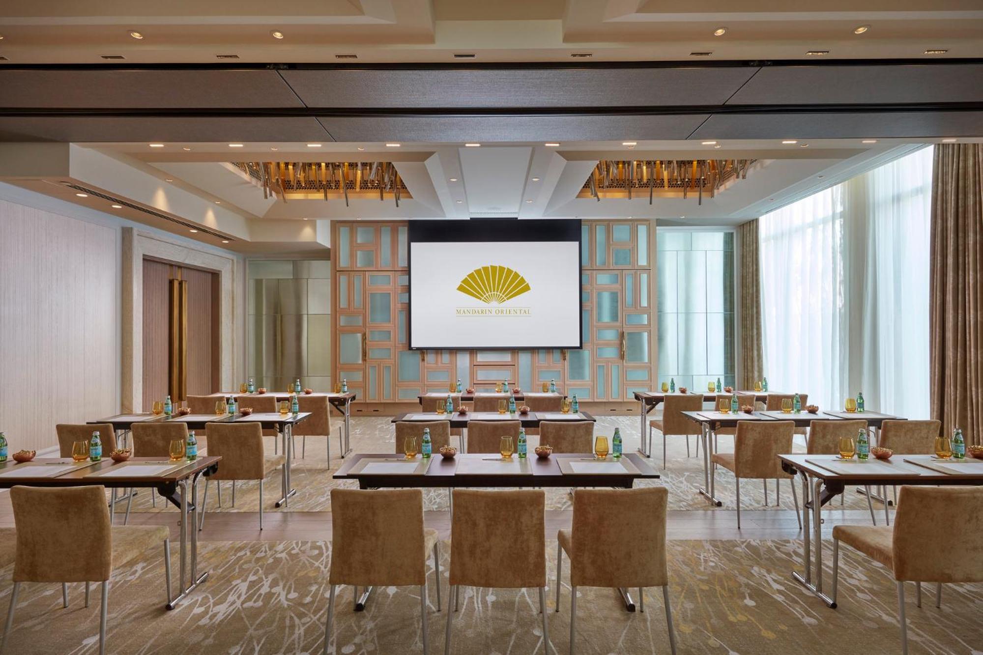 Mandarin Oriental Jumeira, Dubaj Kültér fotó The meeting room at The Landmark