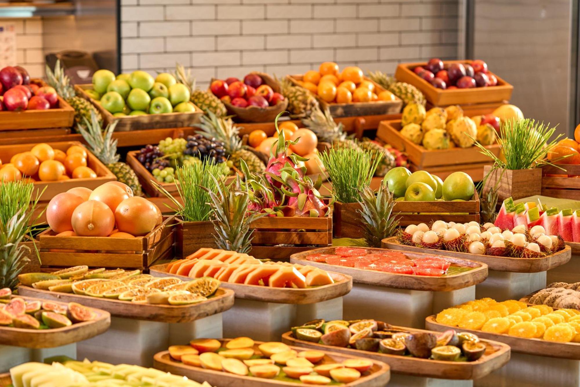 Mandarin Oriental Jumeira, Dubaj Kültér fotó Fruit display at a buffet